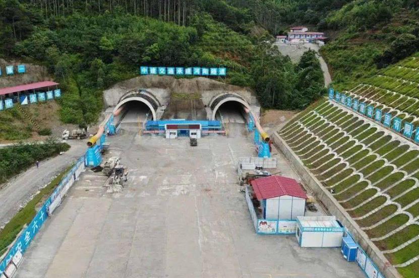 高温蒸汽隧道拱在保湿养护中的热工性能